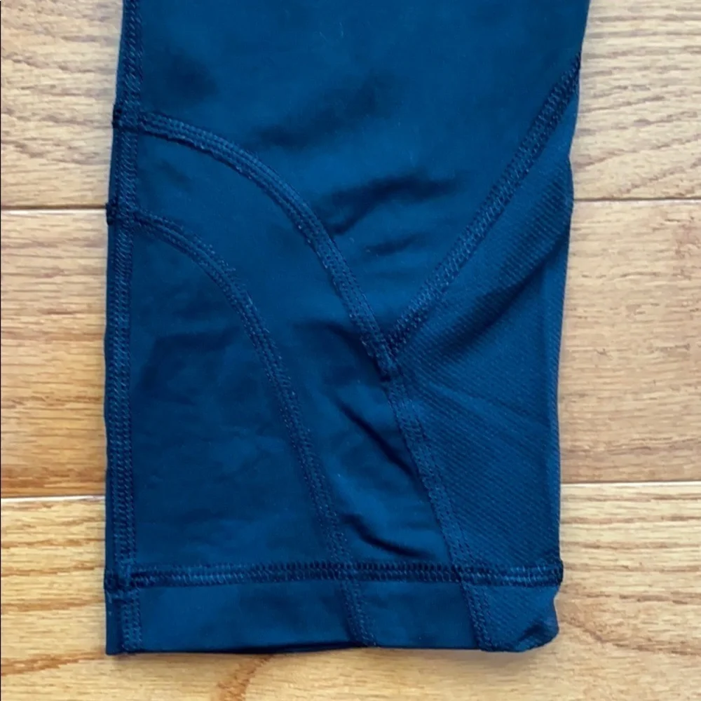 Lululemon Run: Inspire Crop Solid Black Size 6 - Picture 2 of 8